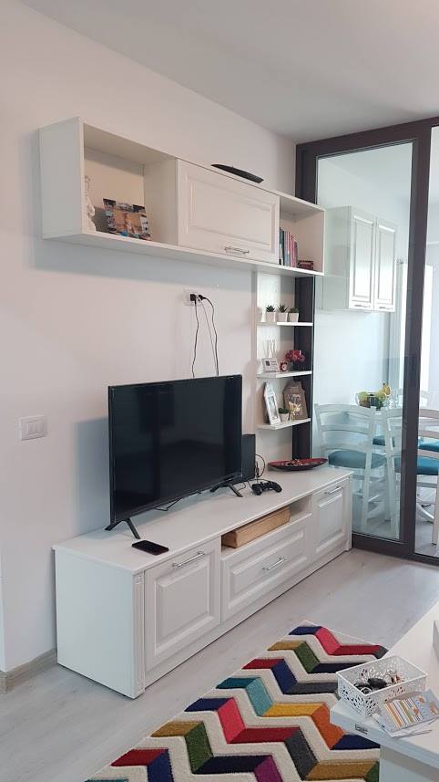 Living clasic din MDF infoliat Alb ultramat model Anemona
