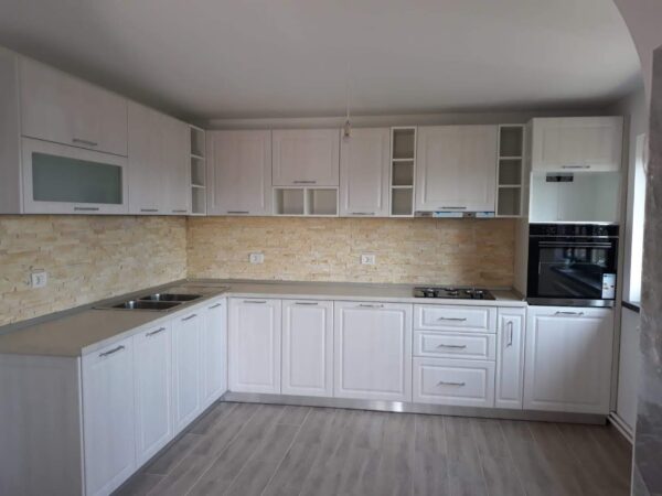 Bucatarie clasica din MDF infoliat Alb ultramat model Trandafir (2)