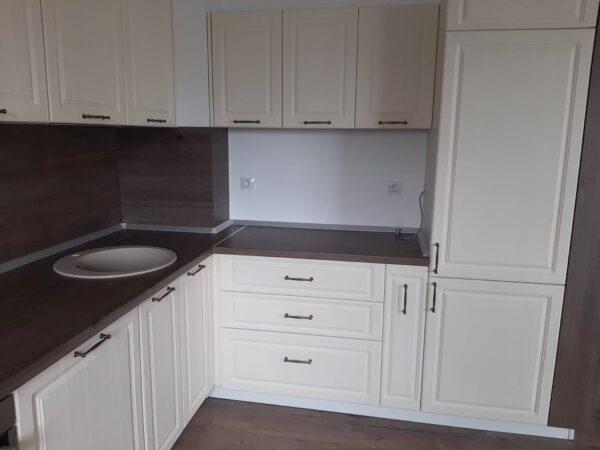 Bucatarie clasica din MDF infoliat Magnolia ultramat model Frezia (2)