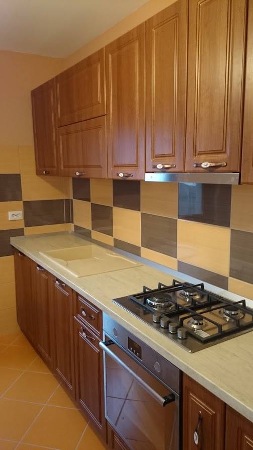 Bucatarie clasica din MDF infoliat Nuc roscat model Lalea (1)