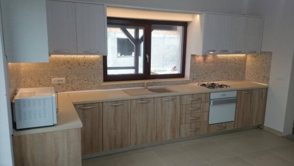 Bucatarie moderna din MDF infoliat Frasin Natur si Larice alb model Lotus (1)