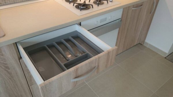 Bucatarie moderna din MDF infoliat Frasin Natur si Larice alb model Lotus (2)