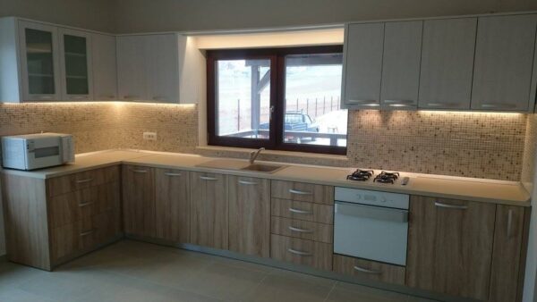 Bucatarie moderna din MDF infoliat Frasin Natur si Larice alb model Lotus (3)